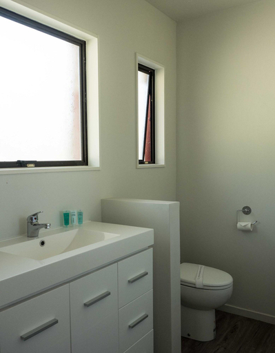 Bathroom 4, Duvauchelle Seaside Motel, Christchurch