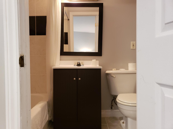 Bathroom 5, Regency Inn & Suites, Stormont, Dundas and Glengarry