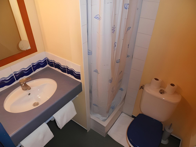 Bathroom 3, B&B HOTEL La Rochelle Centre Les Minimes, Charente-Maritime