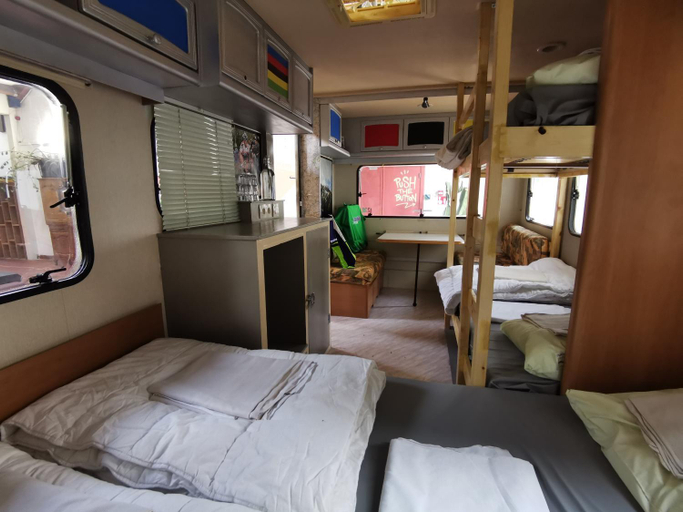 Others 3, Treck Hostel, Oost-Vlaanderen