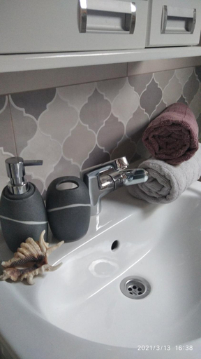 Bathroom 1, Kiwi Apartments Budva