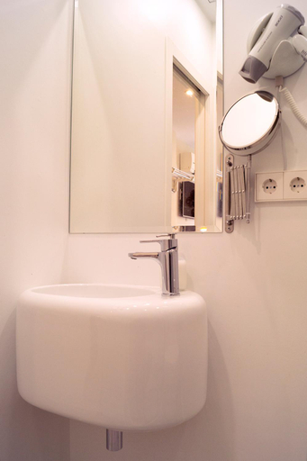 Bathroom 2, Chueca - Room Apartments, Madrid