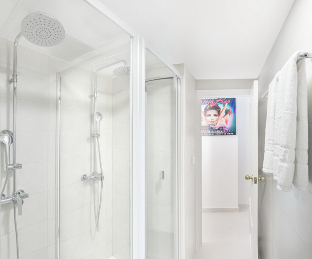 Bathroom 4, Benidorm Celebrations Music Resort, Alicante