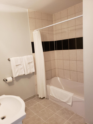 Bathroom 2, Regency Inn & Suites, Stormont, Dundas and Glengarry