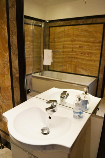 Bathroom 3, 72QT, London