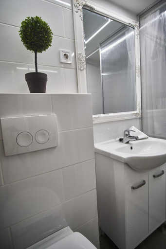 Bathroom 2, A32 Apartment | Budapest, Budapesti