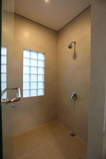 Bathroom 16