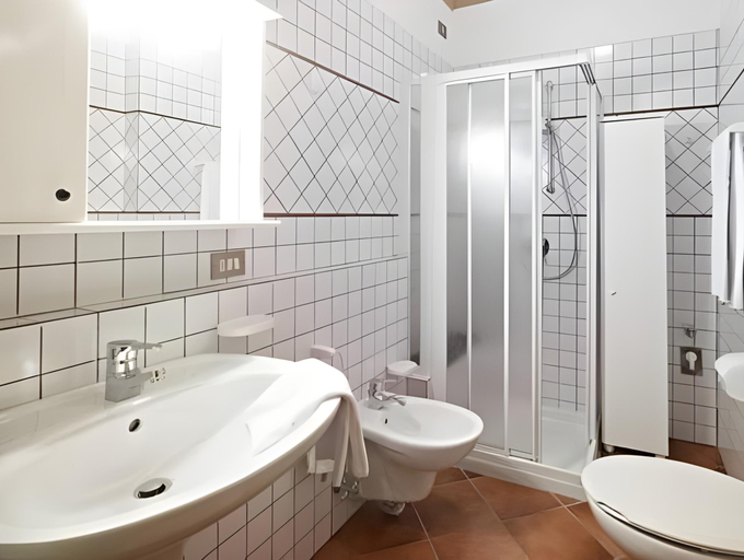 Bathroom 3, Residence Derby Club, Trento