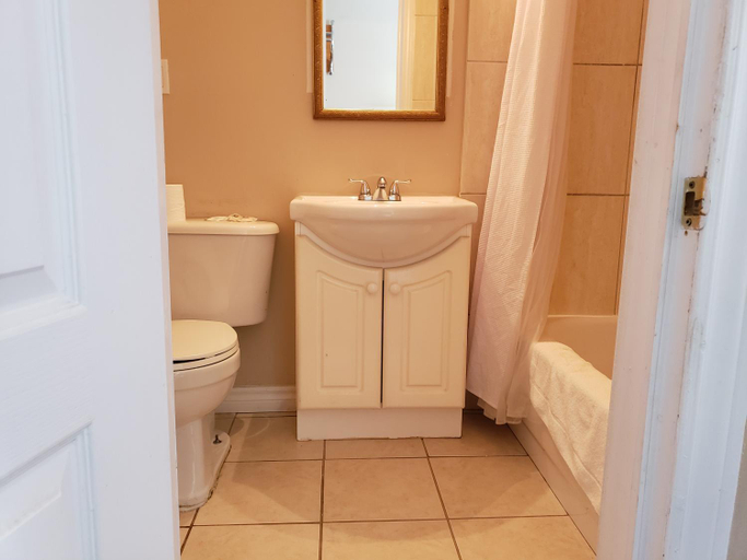 Bathroom 3, Regency Inn & Suites, Stormont, Dundas and Glengarry