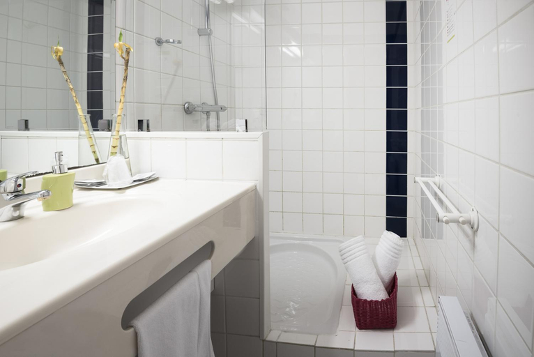 Bathroom 3, Hotel Restaurant L'Evidence, Vosges
