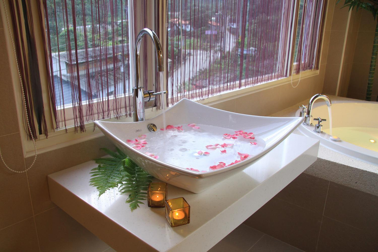 Bathroom 2, Cha Guo Zi, Yilan