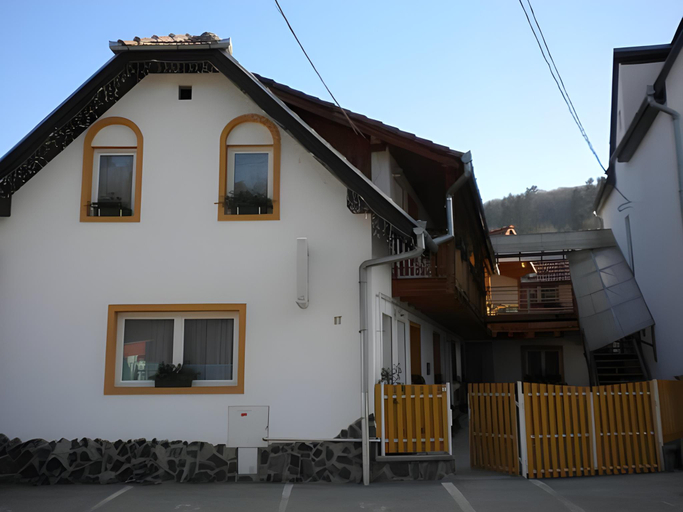 Others 3, Pensiunea Joker, Sighisoara
