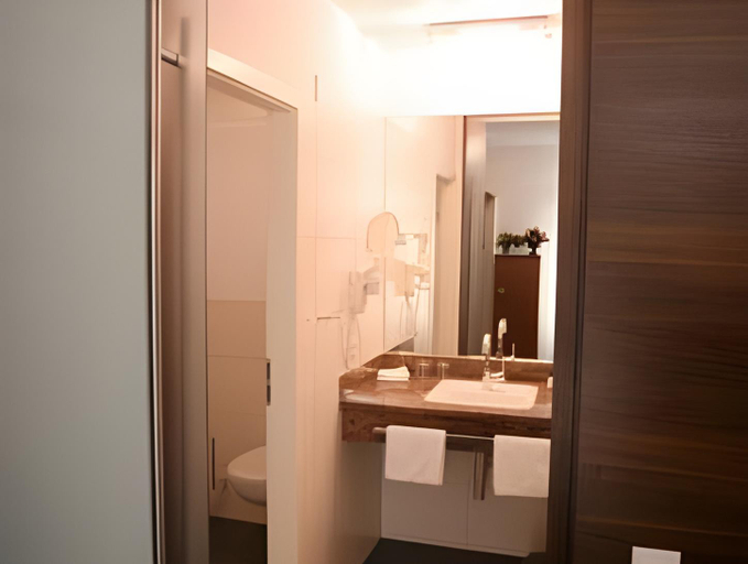 Bathroom 2, Landidyll Hotel Klostermuhle, Donnersbergkreis