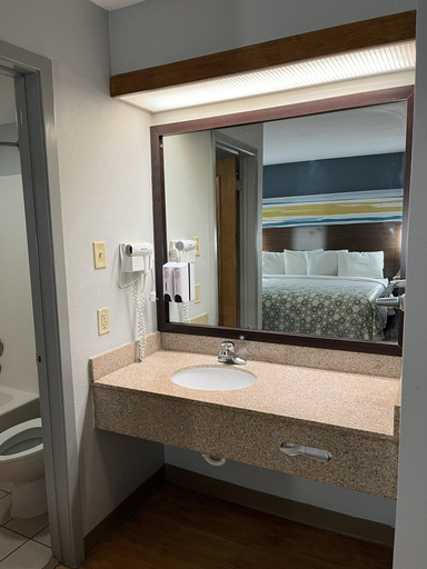 Bathroom 4, HomeTowne Studios by Red Roof Amarillo West, Potter