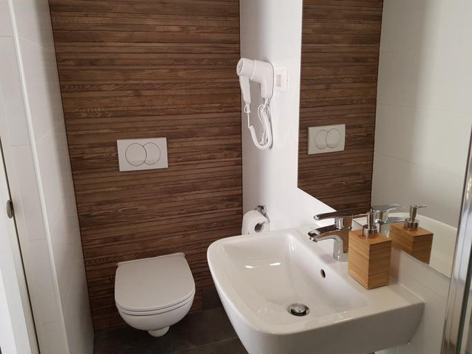 Bathroom 2, Piraneska, Piran