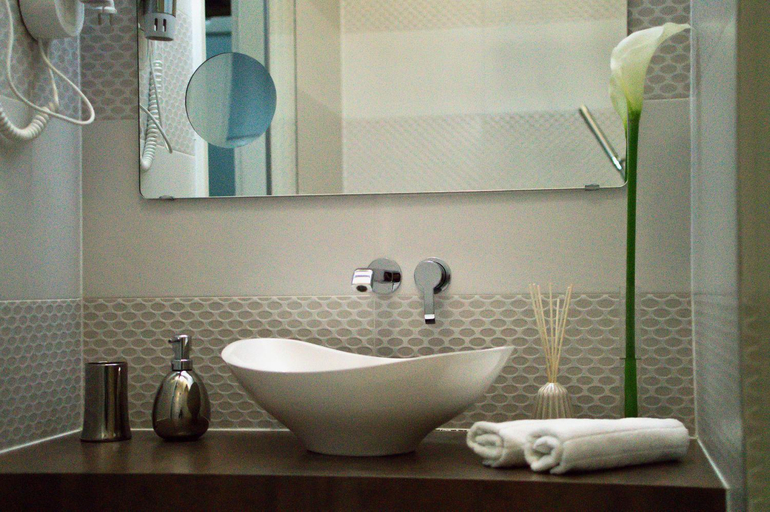 Bathroom 4, Harmonia Palace, Budapesti
