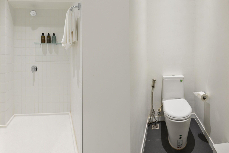 Bathroom 5, Tiang Capsule, Bang Rak