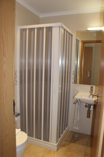 Bathroom 2, Dom Fernando II, Loulé