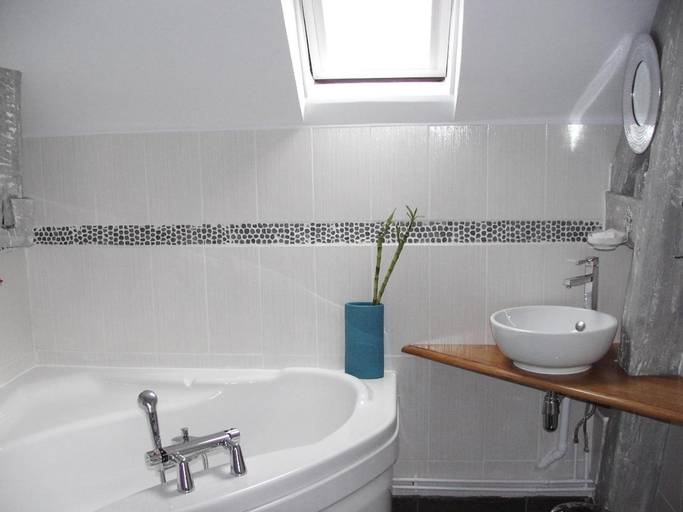 Bathroom 3, Logis- Hotel & Restaurant Le Montligeon, Orne