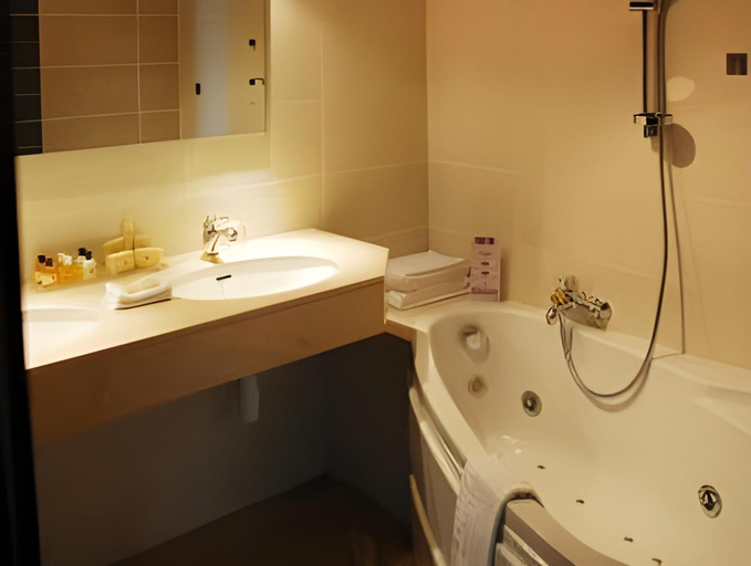 Bathroom 3, Demeures & Chateaux Hotel Domaine le Clos des Fontaines, Seine-Maritime