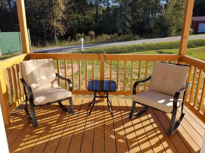 Others 3, Cozy Spacious Cottage with deck and grill, Russell