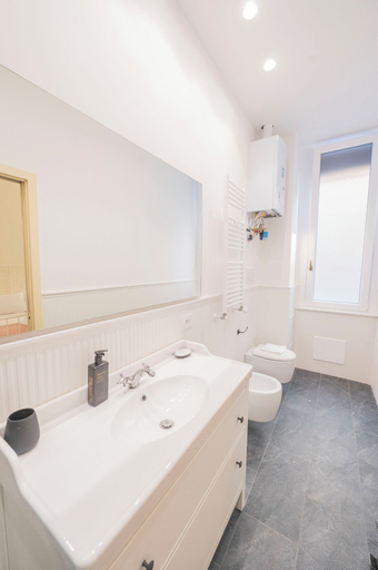 Bathroom 4, Testaccio Apartments, Rome