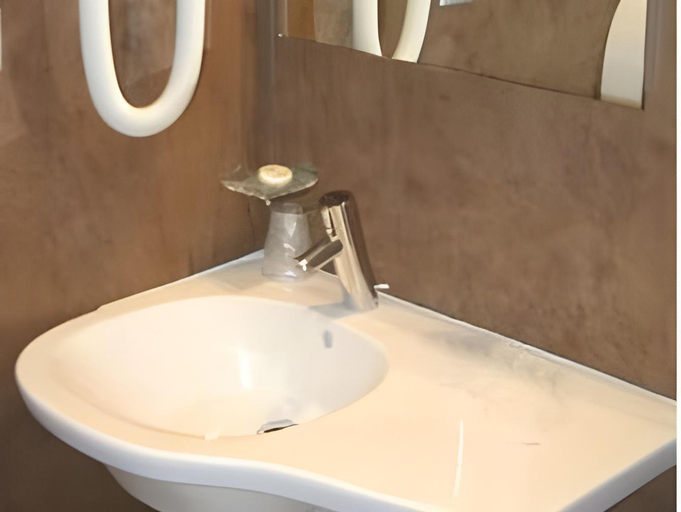 Bathroom 3, CIT'HOTEL Saint-Pierre, Calvados