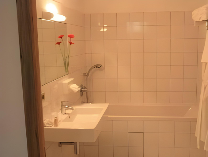 Bathroom 4, L'Armateur, Tarn-et-Garonne
