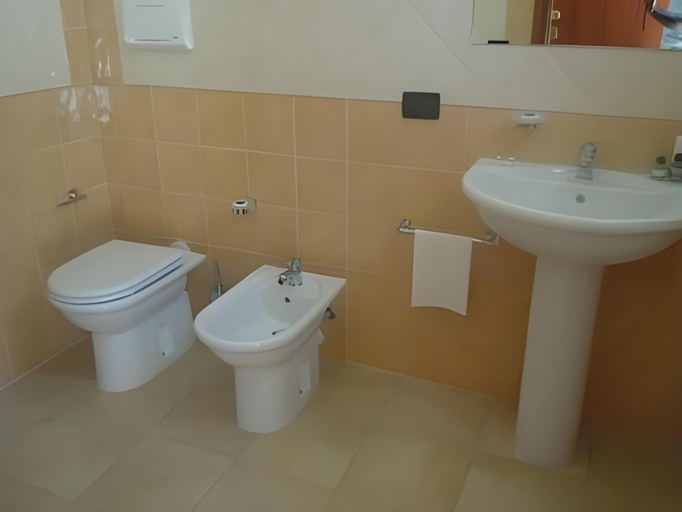 Bathroom 4, Appartamenti Le Fontane con piscina, Cagliari