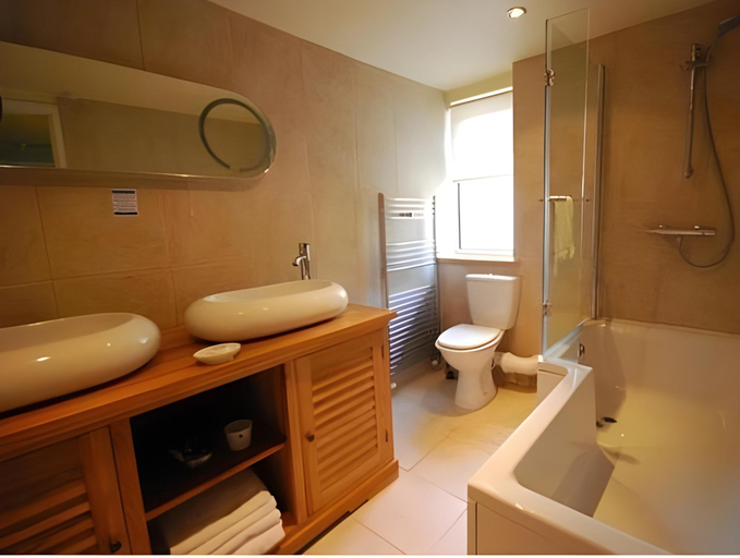 Bathroom 5, Chester House Hotel, Gloucestershire