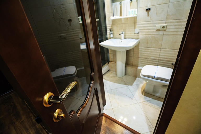 Bathroom 4, Hotel 39, L'vivs'ka