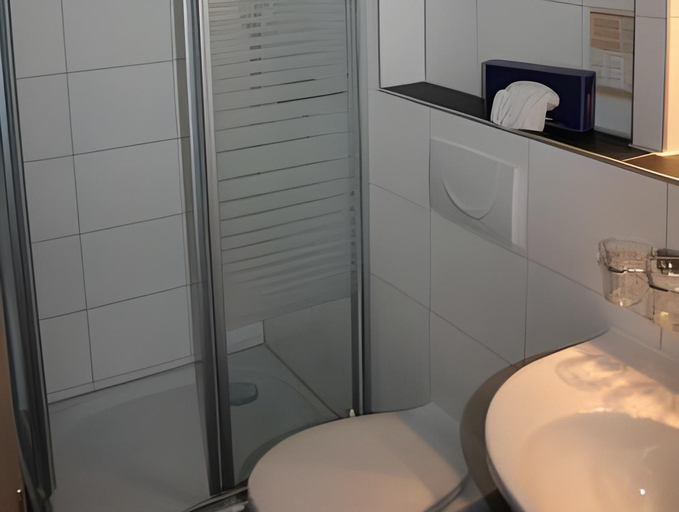 Bathroom 2, Hotel Waldrand, Obersimmental