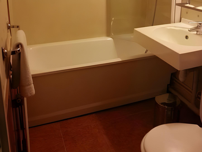 Bathroom 4, ibis Styles Chatenay Malabry Paris Sud, Hauts-de-Seine