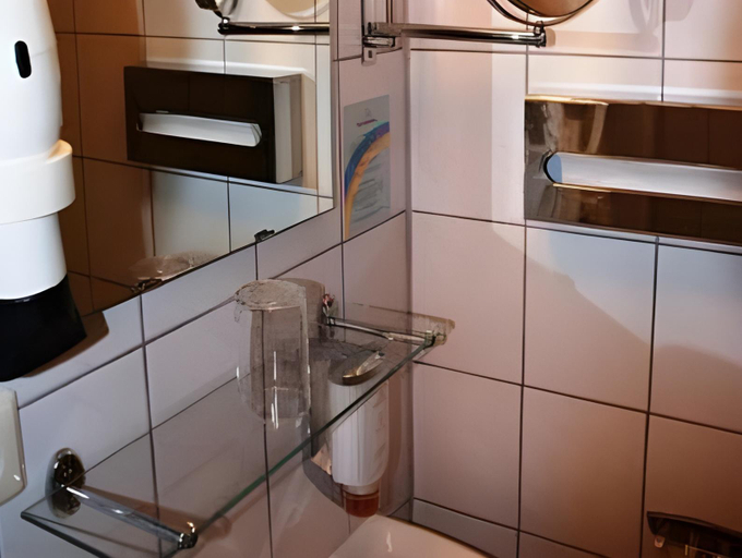 Bathroom 4, Hotel Schwarzer Adler Tangermunde, Stendal
