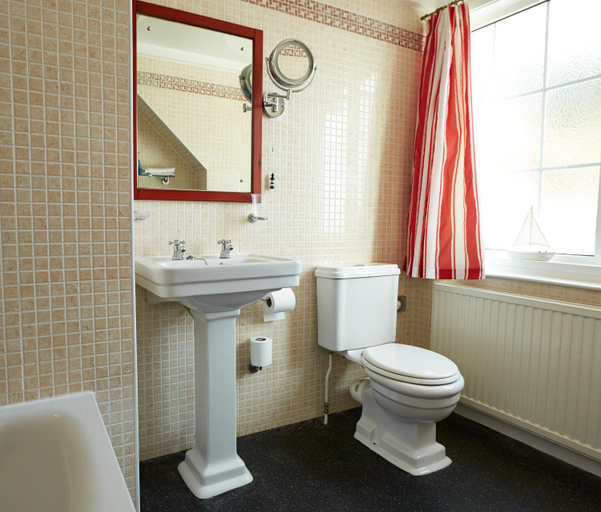Bathroom 2, Anchor Inn by Greene King Inns, Devon