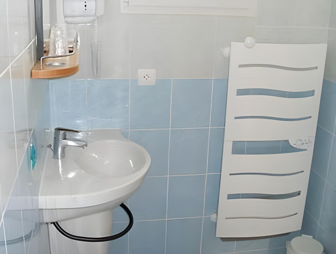 Bathroom 3, Logis Hotel Restaurant L'Escapade, Indre
