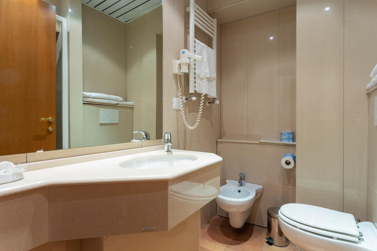 Bathroom 4, Albergo Il Cacciatore, Perugia