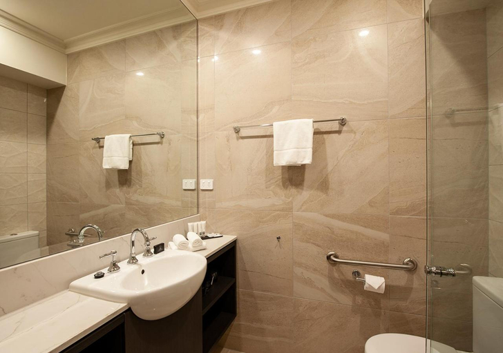 Bathroom 4, Burke and Wills Hotel Toowoomba, Toowoomba - Central