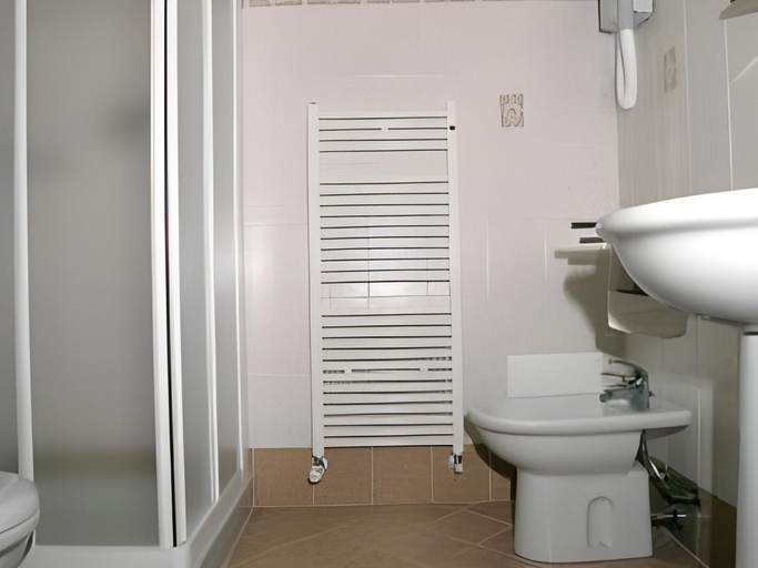 Bathroom 3, Hotel Ristorante Paladini, Vercelli