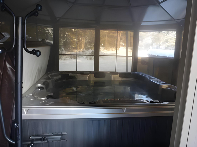 Bathroom 3, La Tremblante, Les Laurentides