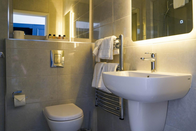 Bathroom, Alcock & Brown Hotel
