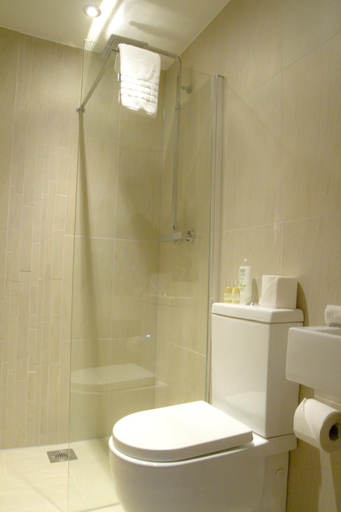 Bathroom 2, Accommodation Bristol Airport, North Somerset
