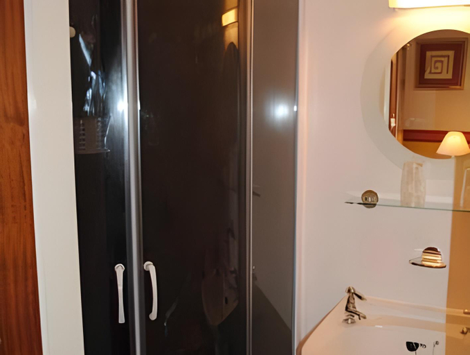Bathroom 2, Craig-Ard Hotel, Conwy