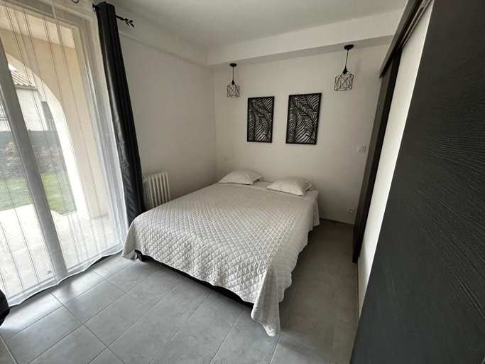 Bedroom 2, la porte medievale, Aude