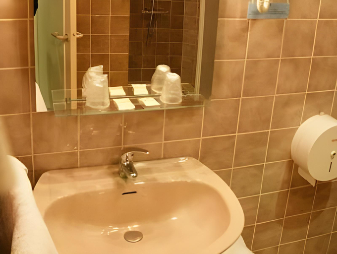 Bathroom 3, Hotel Restaurant Les Arcades, Aude