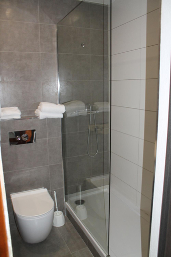 Bathroom 3, Hotel La Peupleraie, Somme
