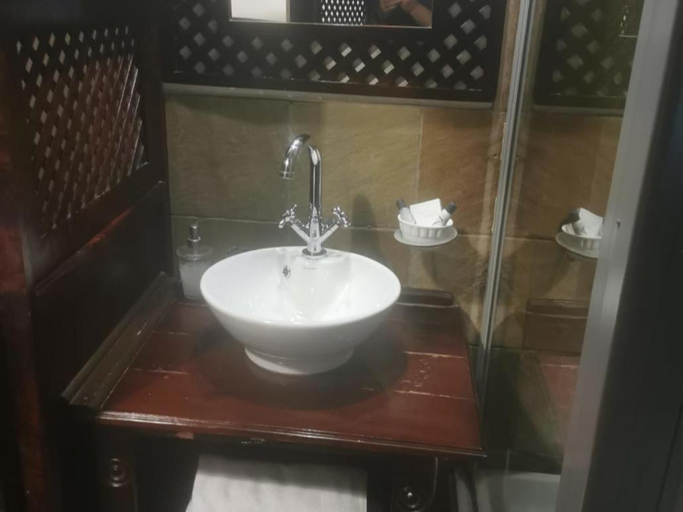 Bathroom 3, Tom's Place Guest House, Thabo Mofutsanyane
