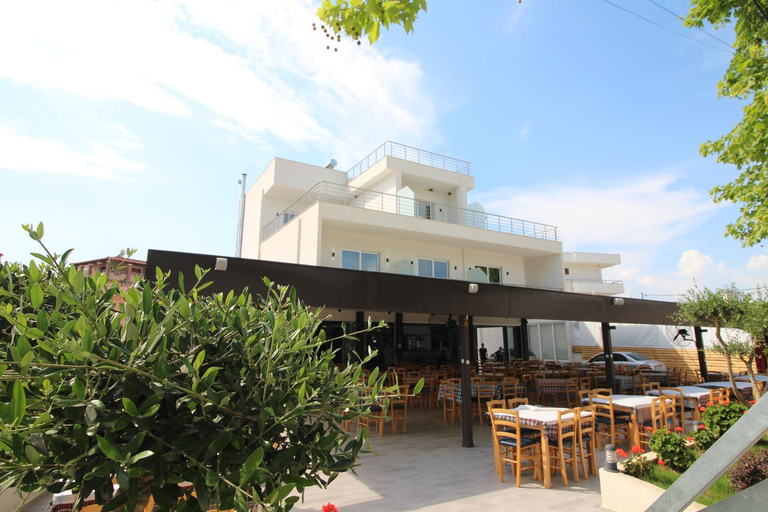 Others 2, Moonshine Hotel, Sarandës