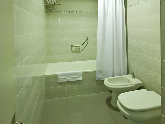 Bathroom 3, Comodoro, Escalante