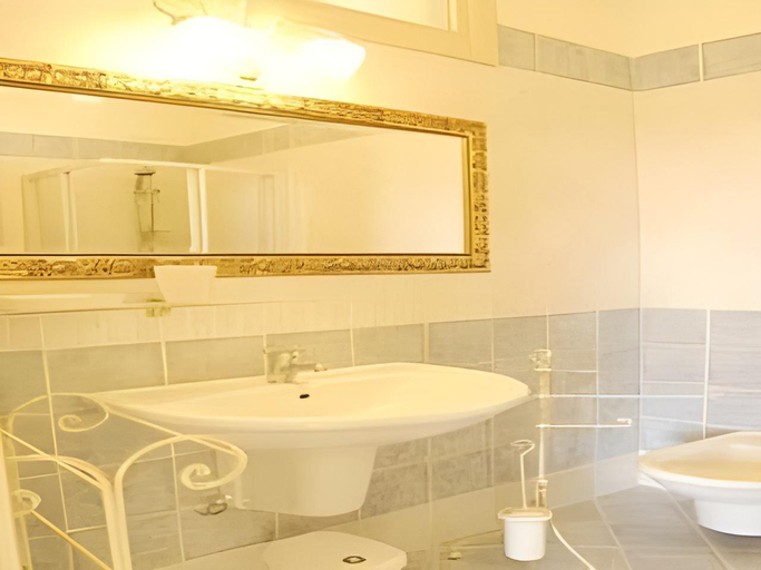 Bathroom 4, Bertoletta Village Apartments, Verona